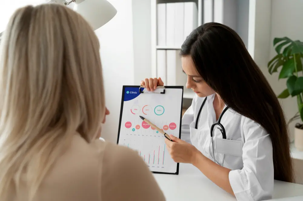Médica mostra gráficos e resultados em uma prancheta para paciente durante consulta.
