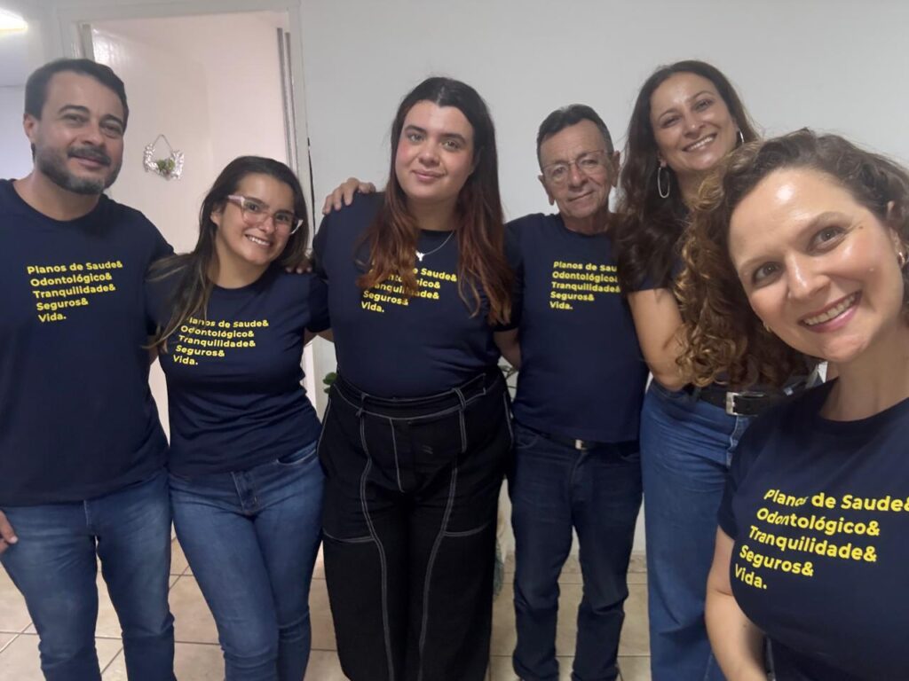 Equipe da Acads, corretora oficial de planos de saúde em Passos, apresentando a tabela de preços do Plano Santa Casa.