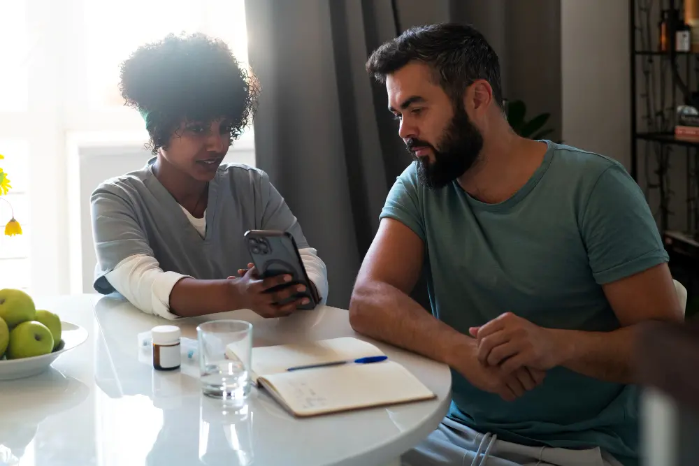 casal escolhendo plano regional ou nacional