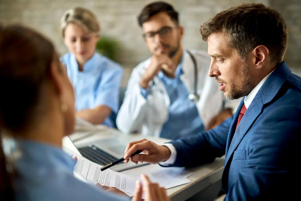 Empresário escolhendo plano de saúde