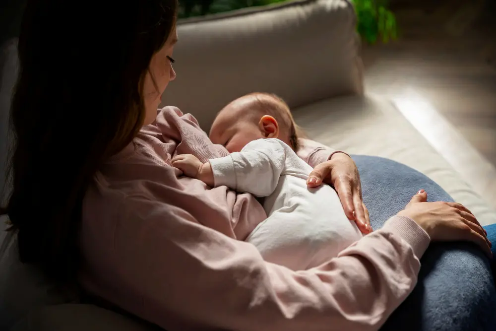 mãe amamentando seu bebê