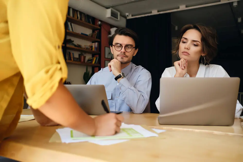 Empreendedores fazendo análise de risco plano de saúde